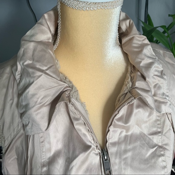 CABI REVERSIBLE CREAM SATEEN/FUZZY ZIP UP VEST SIZE M - Picture 3 of 11